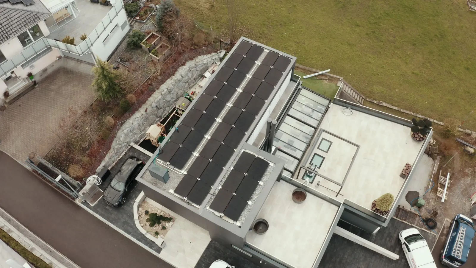 Drohnenflug über den Neubau in Benken mit Solaranlage auf dem Flachdach.