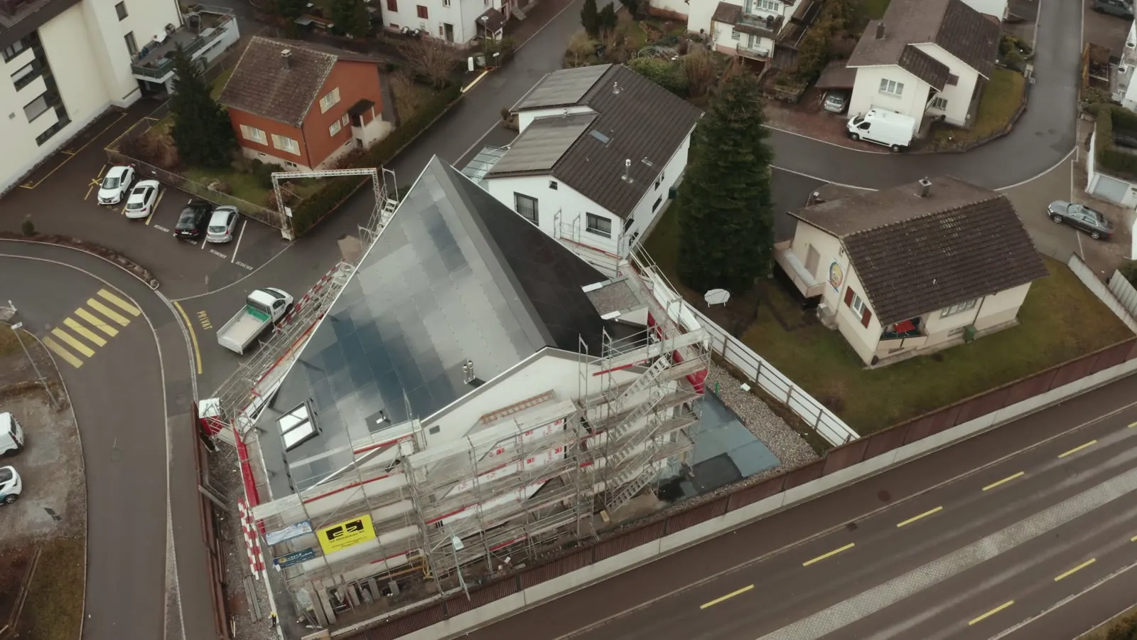 Drohnenflug über das Indach-Solardach in Freienbach, kurz vor Bauende.