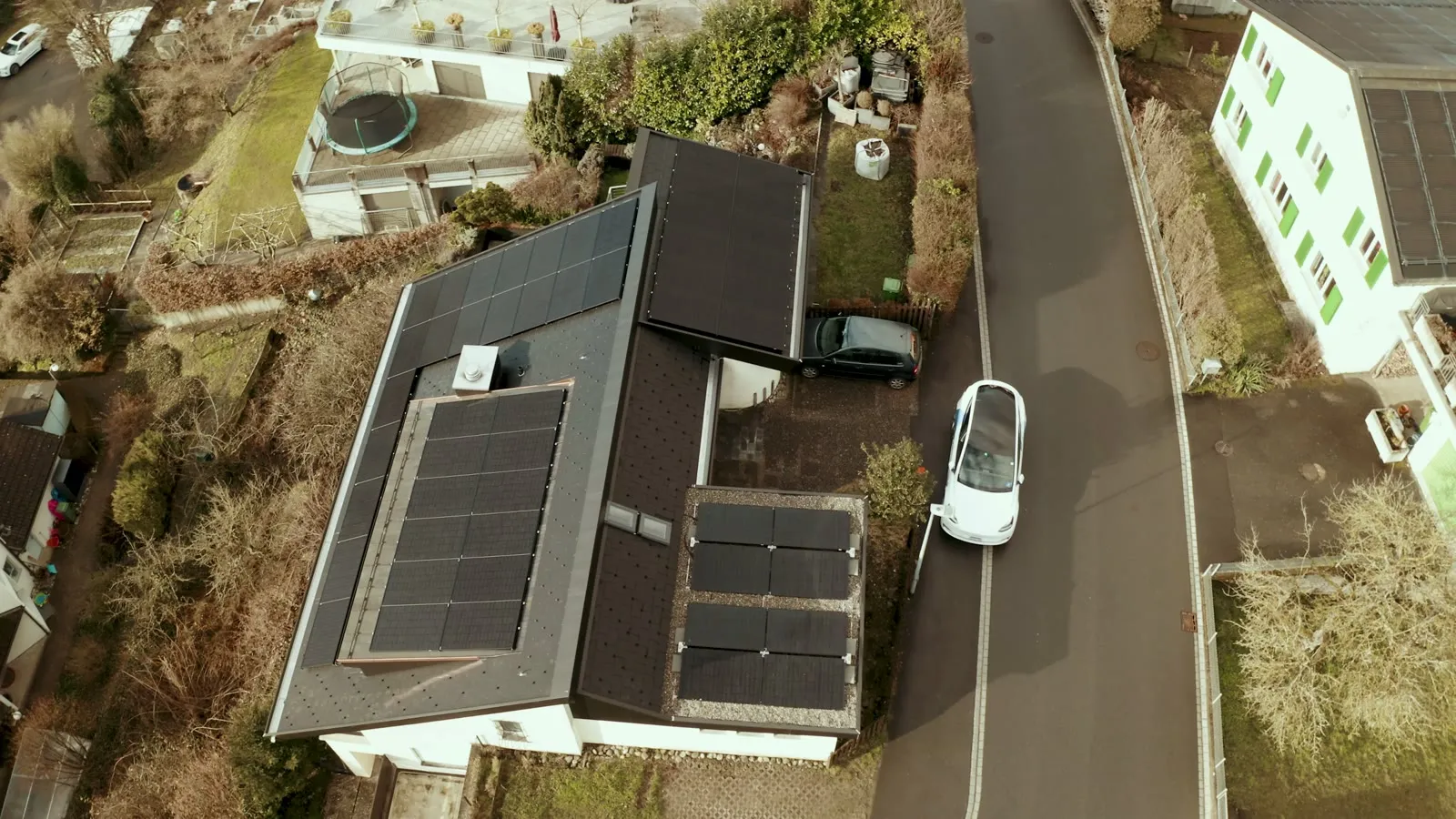 Drohnenflug über das Einfamilienhaus in Jona mit Modulen auf Haus, Garage und Carport.