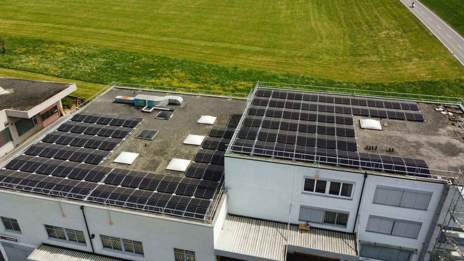 Gewerbebau in Oberbüren SG mit 93 kWp Solaranlage auf den Flachdächern.